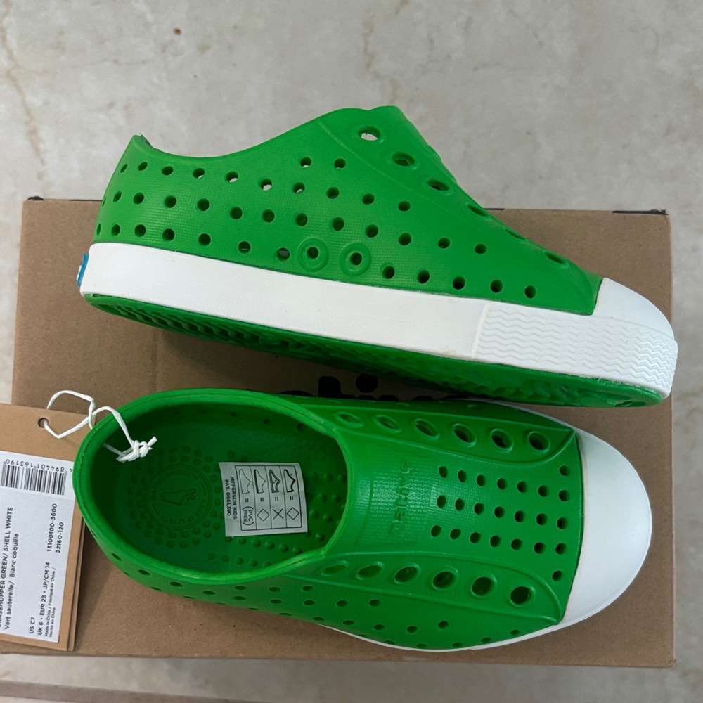 Native Kids Water Shoes Toddler Size 7 - Grasshopper Green and White
